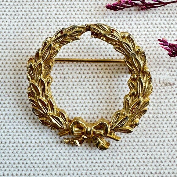 Vintage Gold-Tone Leaf & Bow Wreath Brooch Signed DuBarry F.A. 1940-1960, 1" - Picture 1 of 10